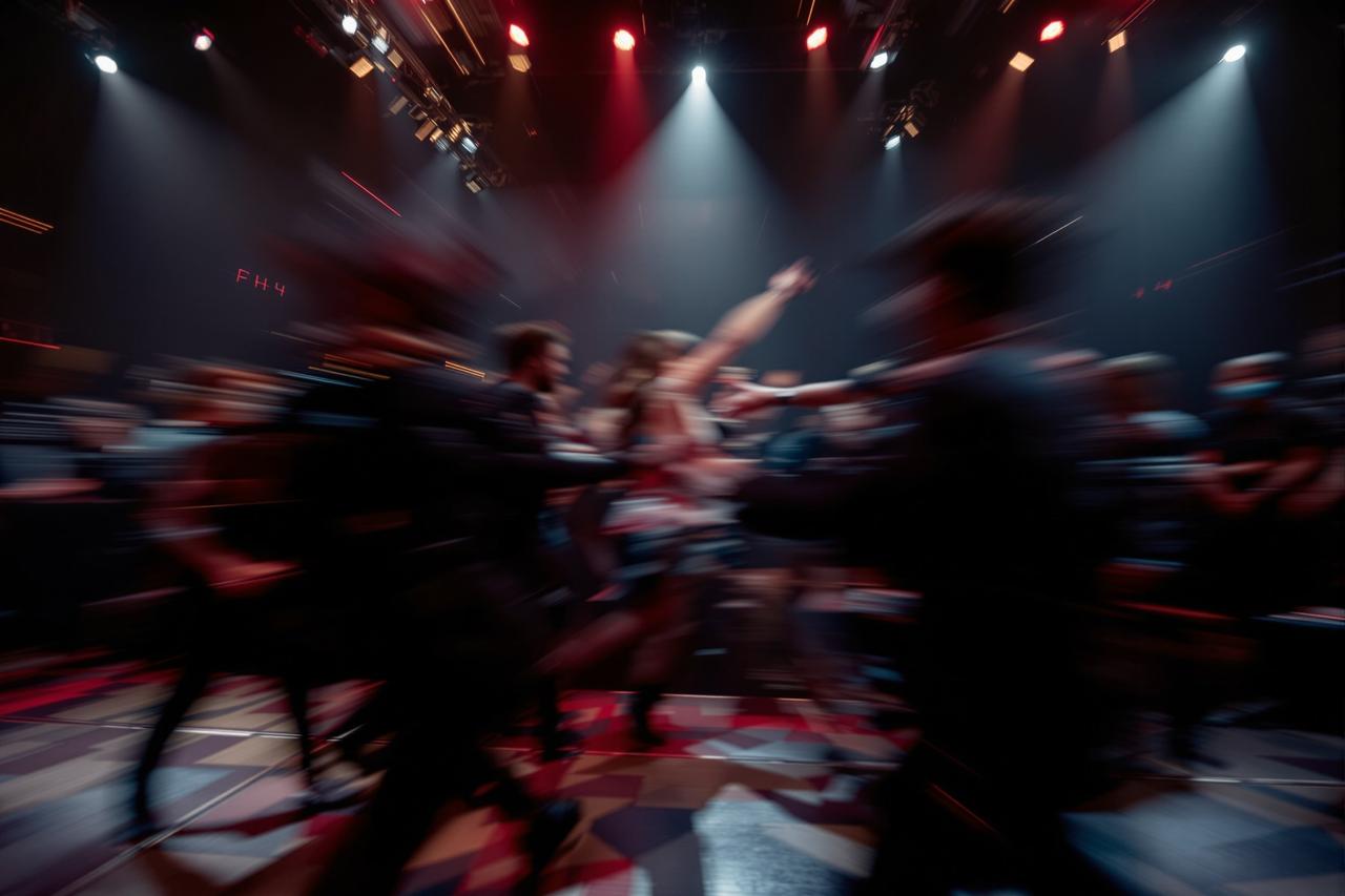 赵丽颖曾多次前往贫困地区让人感受到明星的责任与反差，娱乐圈的八卦背后藏着温暖故事